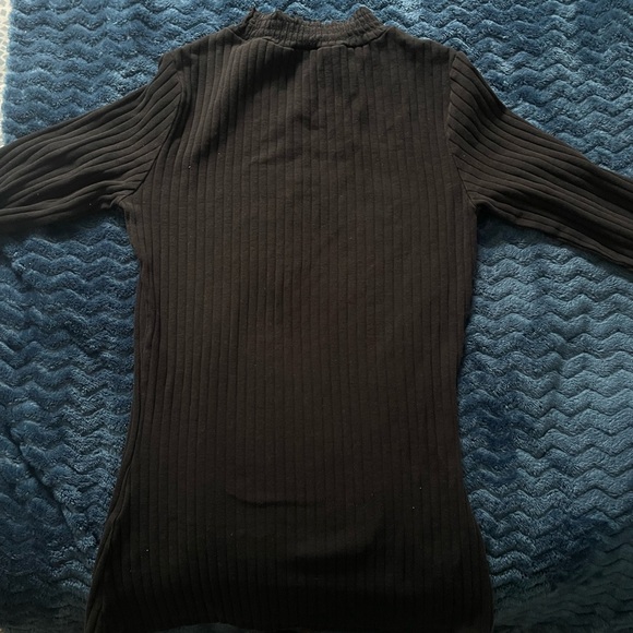 black turtleneck with detail on the collar - Picture 2 of 4